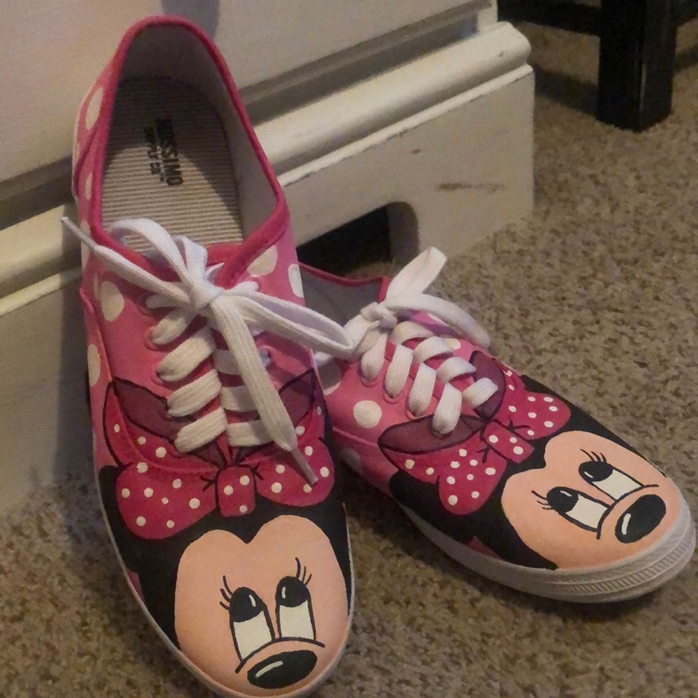Hand painted Minnie inspired shoes 8